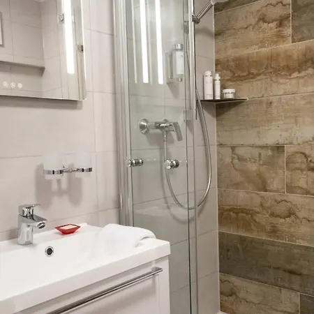 Hotell Einzelzimmer 8 *